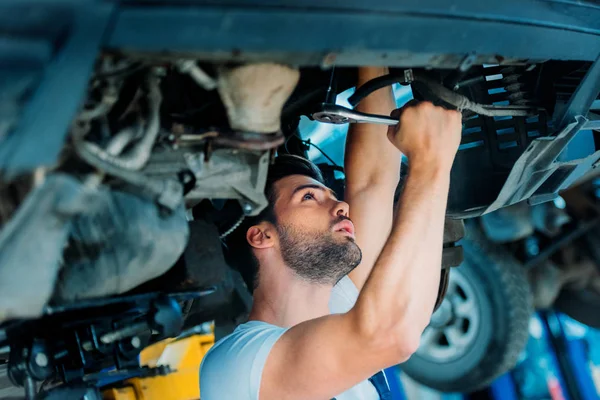 Automecânica trabalhando no carro — Fotografia de Stock