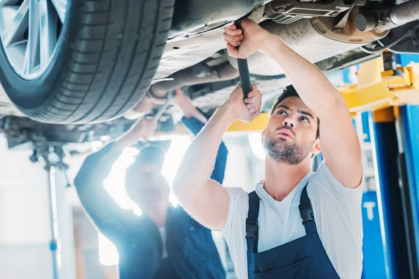 Automécanique travaillant sur la voiture — Photo de stock