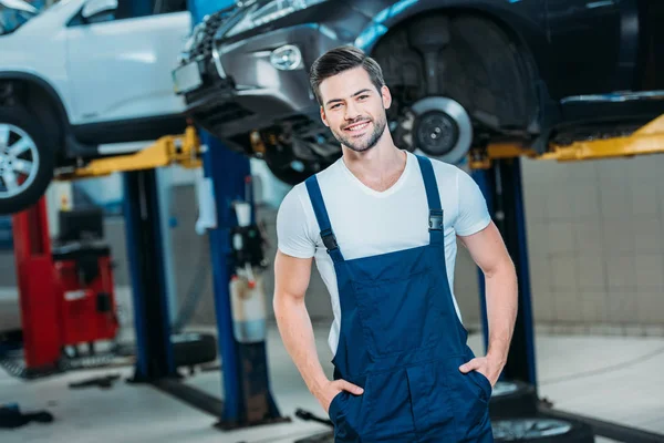 Sorrindo jovem automecânica — Fotografia de Stock