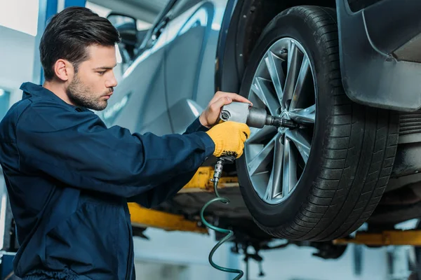 Automechanic svitando bulloni pneumatici — Foto stock