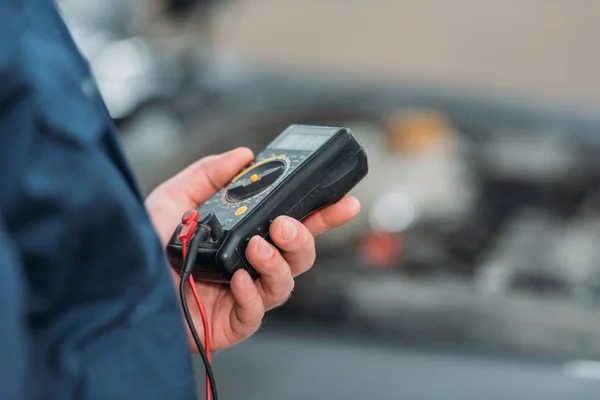 Automechanic using digital multimeter — Stock Photo