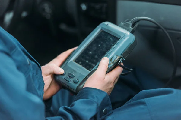 Automecánico usando la herramienta de diagnóstico del coche - foto de stock