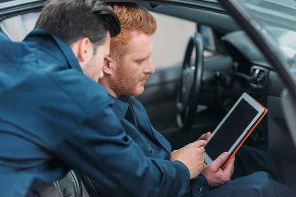 Mecânica do carro usando tablet digital — Fotografia de Stock