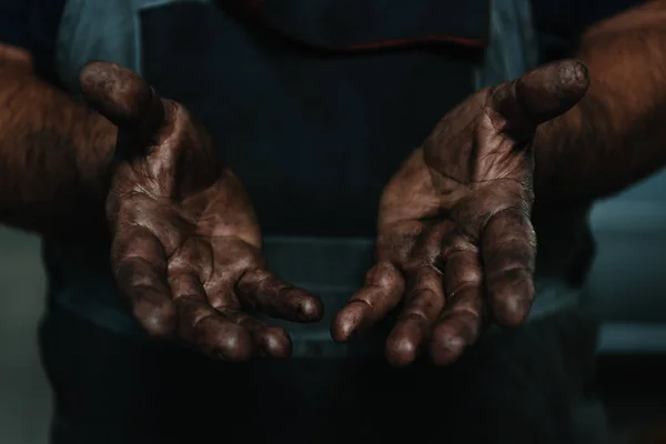 Чоловічі руки, покриті олією — стокове фото
