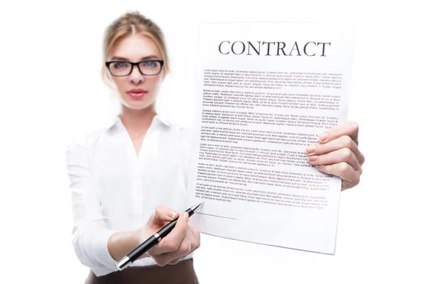 Femme d'affaires confiante avec contrat — Photo de stock