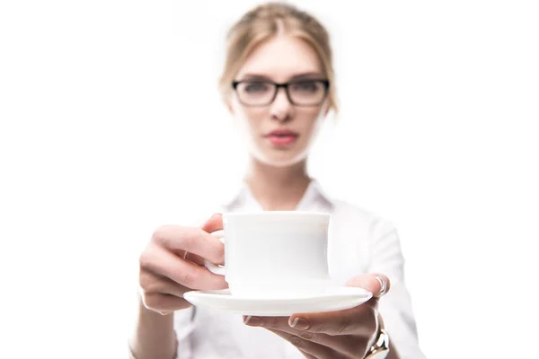 Femme d'affaires tenant tasse de café — Photo de stock