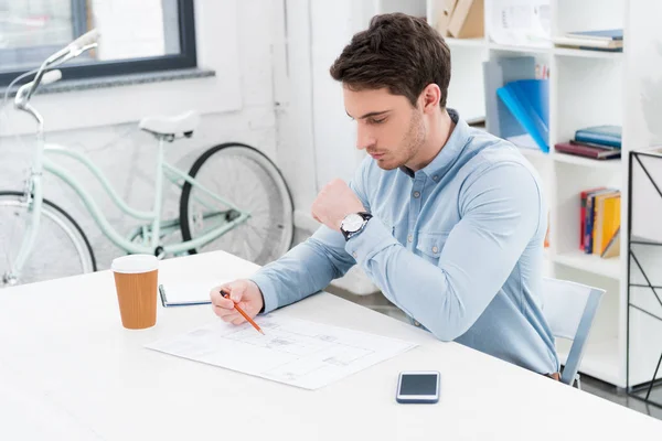 Arquitecto trabajando con planos - foto de stock