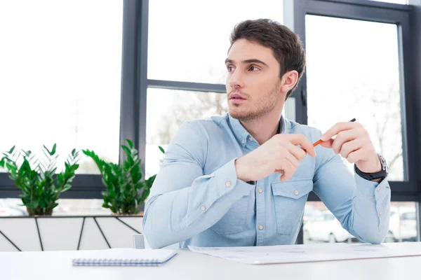 Architecte travaillant avec le plan directeur — Photo de stock