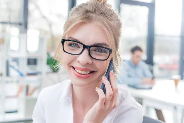 Geschäftsmann mit Smartphone — Stockfoto