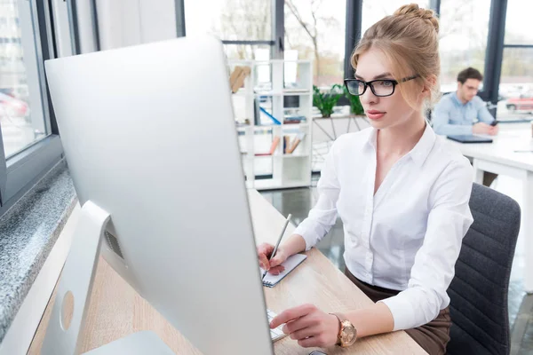 Empresario que trabaja con computadora - foto de stock