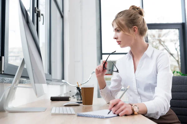 Businessman with coffee and computer — Stock Photo