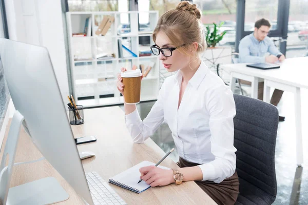 Hombre de negocios con café y computadora - foto de stock