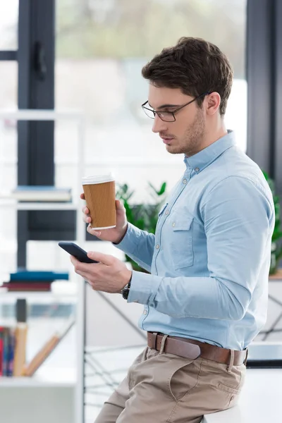 Uomo d'affari con caffè e smartphone — Foto stock