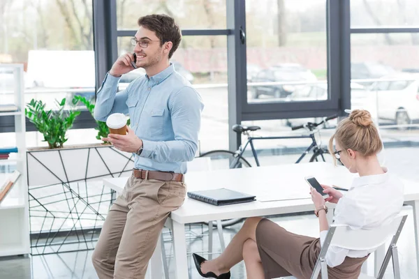 Businesspeople working in office — Stock Photo