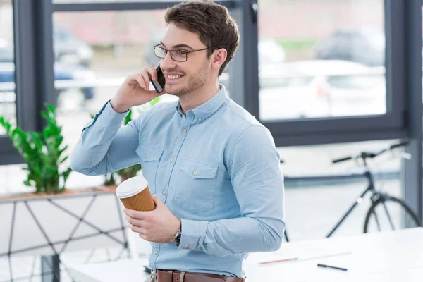 Homme d'affaires avec café et smartphone — Photo de stock