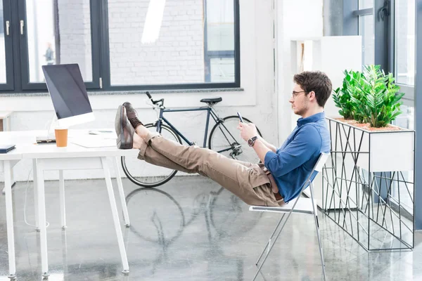 Homme d'affaires travaillant dans le bureau — Photo de stock