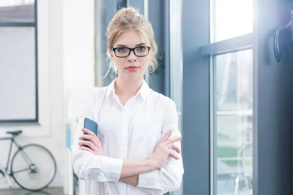 Femme d'affaires blonde avec smartphone — Photo de stock