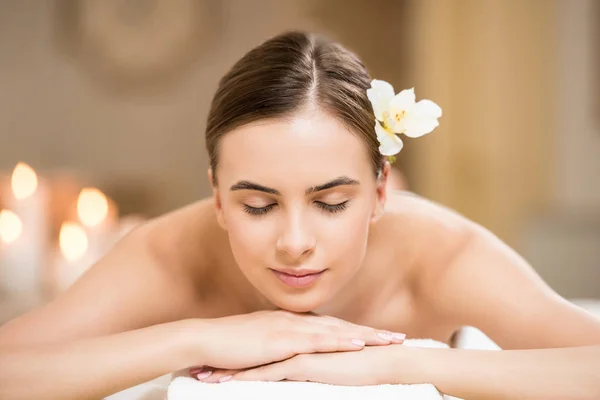 Femme relaxante dans le salon de spa — Photo de stock
