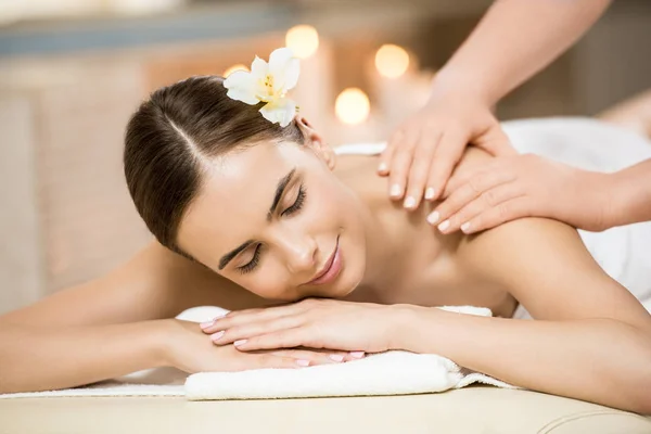 Mujer en salón de masajes - foto de stock