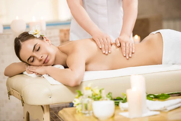Mujer relajándose y teniendo masaje - foto de stock