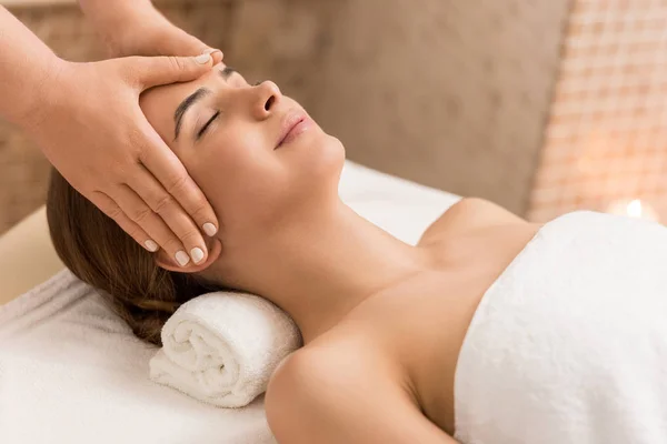 Femme relaxant et ayant massage de la tête — Photo de stock