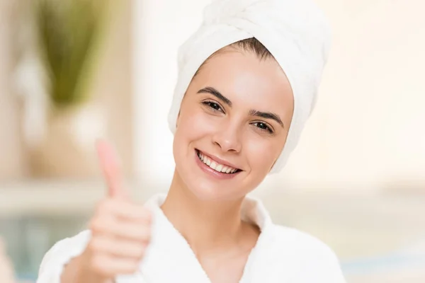 Frau zeigt Daumen hoch — Stockfoto