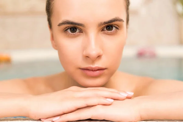 Mujer relajante en spa - foto de stock