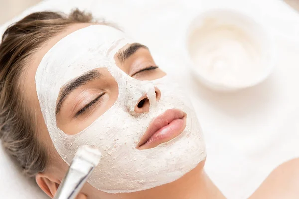 Cosmetologue appliquant masque facial — Photo de stock