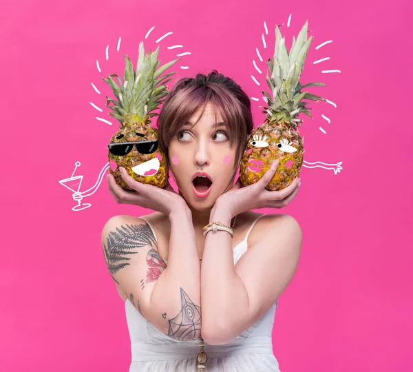 Giovane donna che tiene ananas — Foto stock