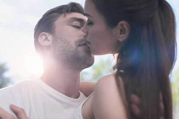 Couple s'embrassant — Photo de stock