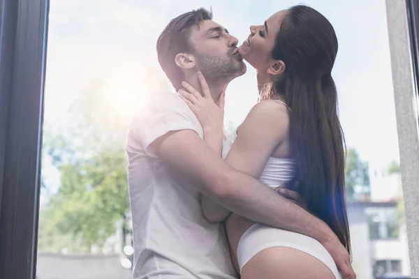 Man kissing girlfriend — Stock Photo