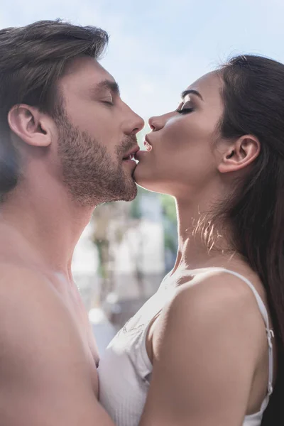 Пара цілується один з одним — стокове фото