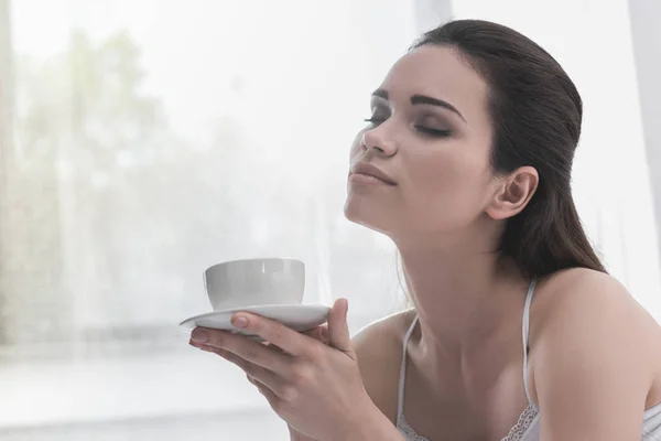 Donna con tazza di caffè — Foto stock