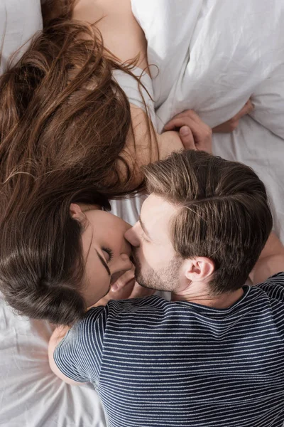 Paar küsst sich im Bett — Stockfoto