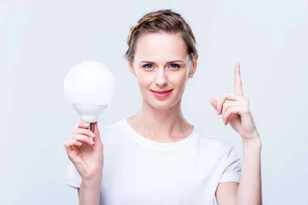 Attraktive Frau mit Glühbirne — Stockfoto