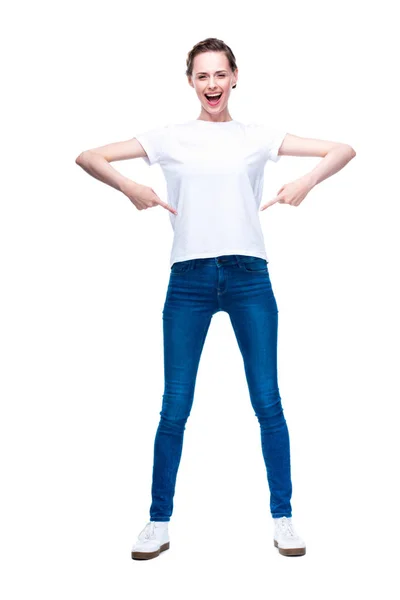 Mujer señalando camiseta blanca - foto de stock