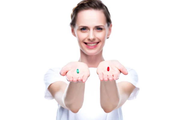 Женщина с красными и синими таблетками — стоковое фото