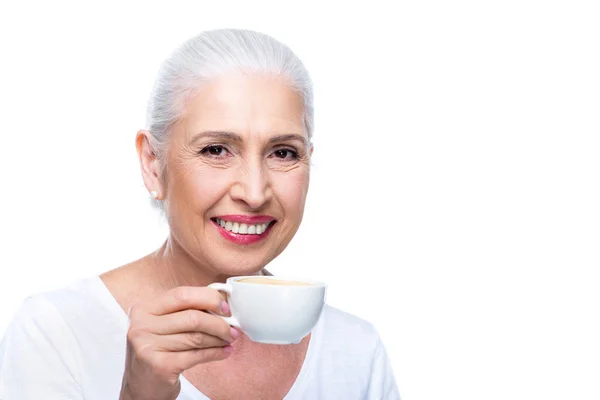 Mujer mayor con taza de café - foto de stock