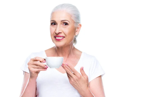 Старшая женщина с кофе — стоковое фото