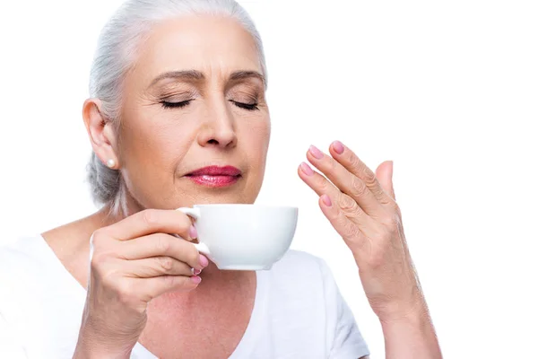 Mujer mayor con taza de café - foto de stock