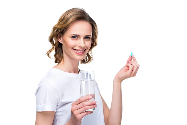 Frau mit Glas Wasser und Tablette — Stockfoto