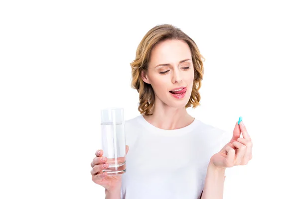 Femme avec verre d'eau et pilule — Photo de stock