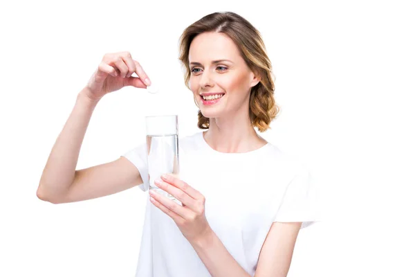 Frau mit Glas Wasser und Tablette — Stockfoto