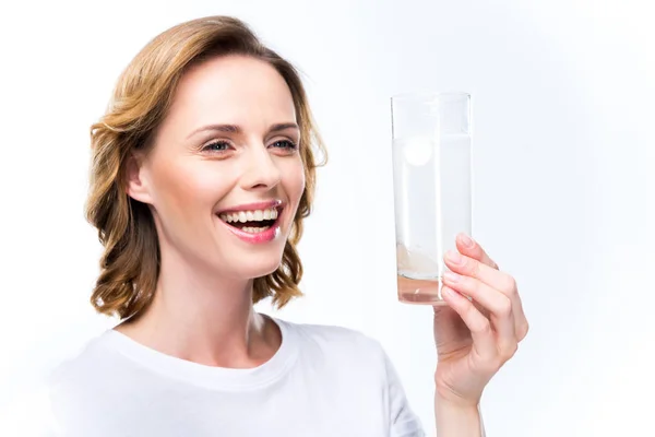 Femme avec verre d'eau et pilule — Photo de stock