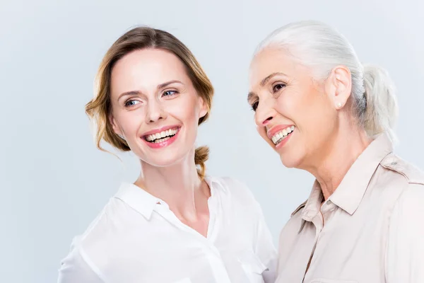 Attraente figlia adulta e madre — Foto stock