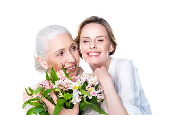 Hija adulta y madre con ramo - foto de stock