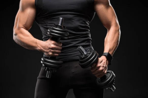 Uomo muscoloso con manubri — Foto stock