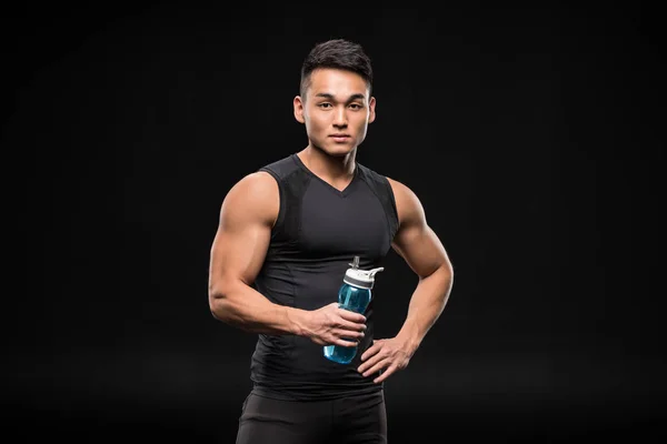 Азіатський спортсмен зі спортивною пляшкою — стокове фото