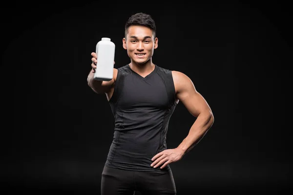 Hombre musculoso con nutrición deportiva - foto de stock