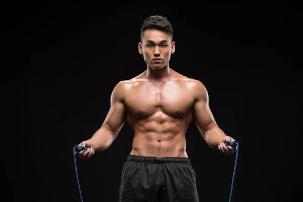 Homem muscular com pular corda — Fotografia de Stock